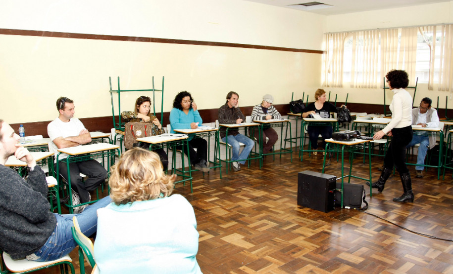 Caravana da Poesia no CEEP Newton Freire Maia em Pinhais, oficina "A voz que conta histórias" com a oficineira Rosy Greca. 13-08-13.