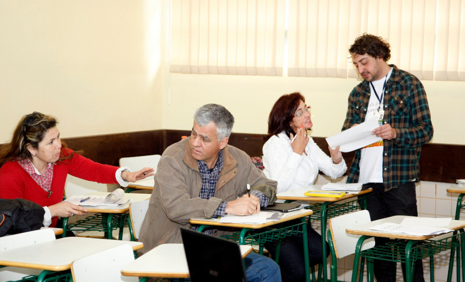 Caravana da Poesia no CEEP Newton Freire Maia em Pinhais, oficina "Filmmaker para fazer filme". 13-08-13.