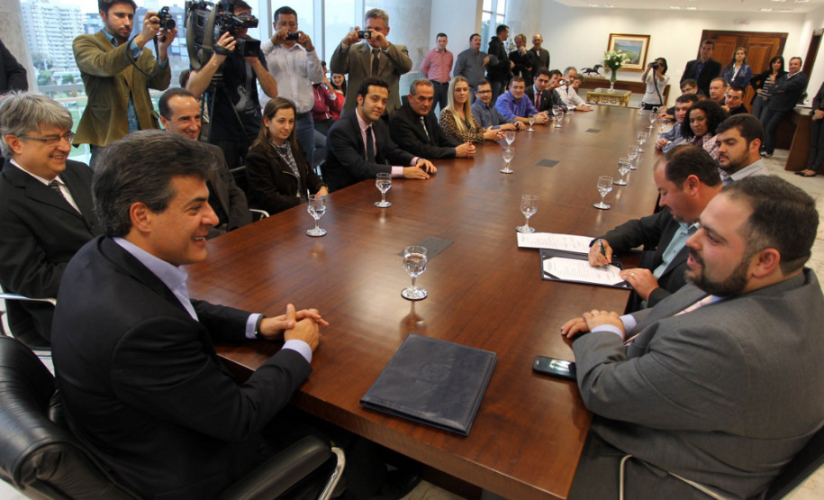 O governador Beto Richa assina ordem de serviço no valor de R$ 3,7 milhões para a construção de uma escola no município de Cantagalo. Curitiba, 13/08/2013.