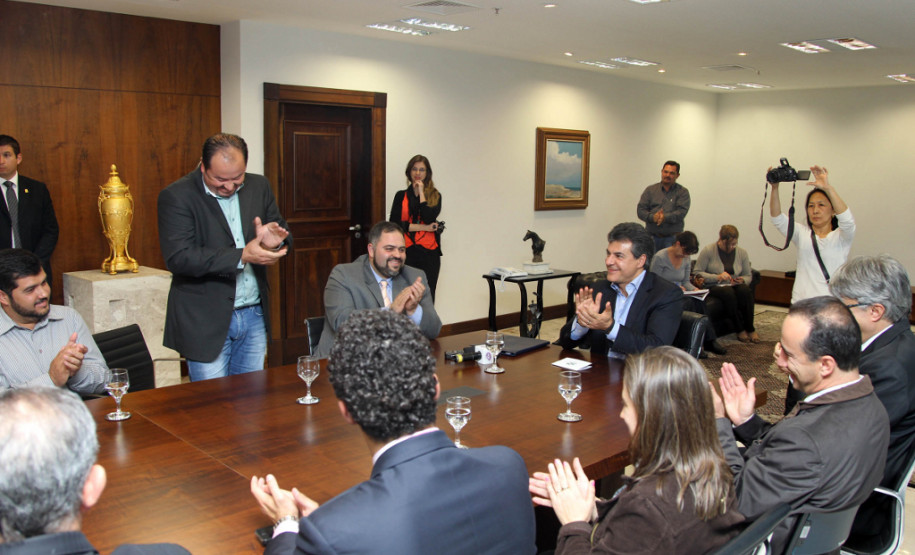 O governador Beto Richa assina ordem de serviço no valor de R$ 3,7 milhões para a construção de uma escola no município de Cantagalo. Curitiba, 13/08/2013.