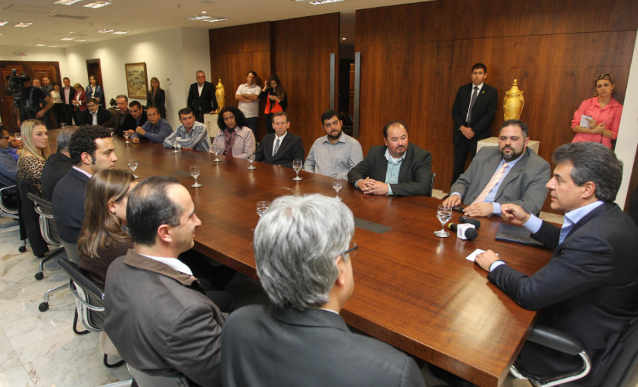 O governador Beto Richa assina ordem de serviço no valor de R$ 3,7 milhões para a construção de uma escola no município de Cantagalo. Curitiba, 13/08/2013.