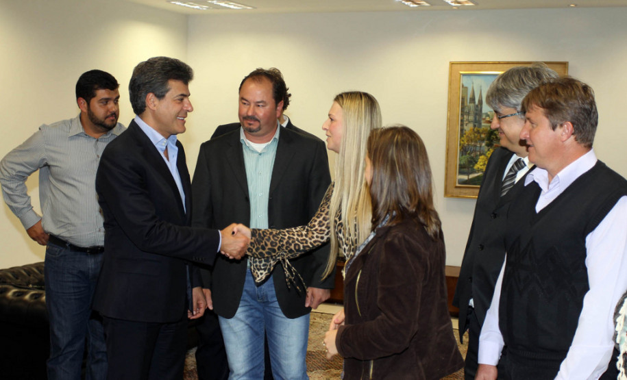 O governador Beto Richa assina ordem de serviço no valor de R$ 3,7 milhões para a construção de uma escola no município de Cantagalo. Curitiba, 13/08/2013.
