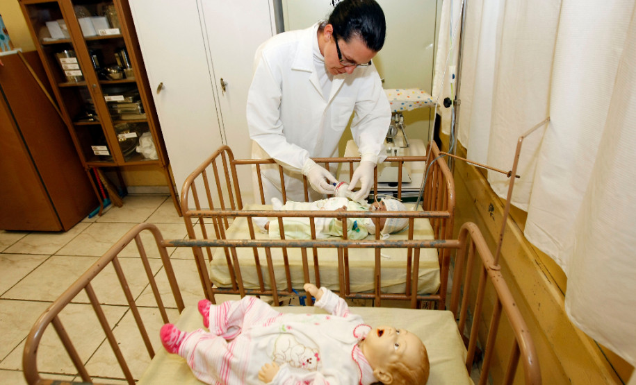 Colégio Estadual São Pedro Apóstolo com novos materiais para o curso de enfermagem, na foto a aluna Sheila Cristina de Castro. 12-08-13.