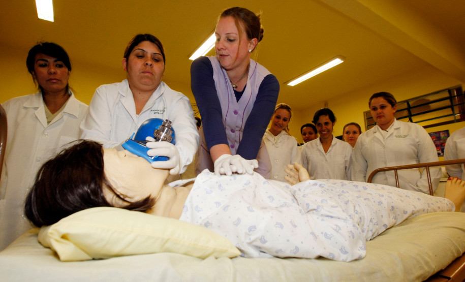 Colégio Estadual São Pedro Apóstolo com novos materiais para o curso de enfermagem. 12-08-13.
