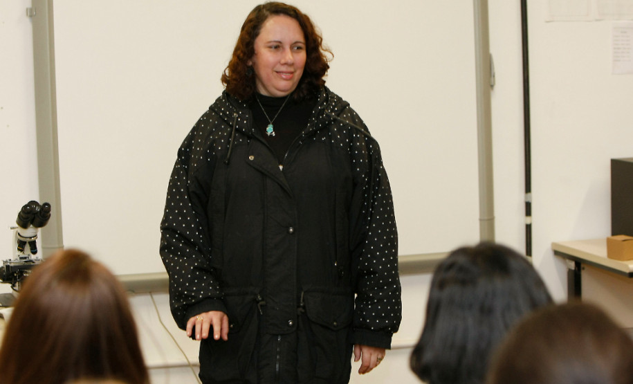 Colégio Estadual São Pedro Apóstolo com novos materiais para o curso de enfermagem e o novo curso de técnico de Farmacia, na foto a diretora Giovana Marchiori. 12-08-13.