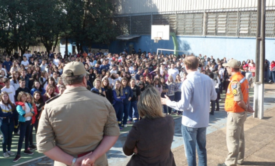 Professores, funcionários e alunos do Colégio Estadual Wilson Joffre, em Cascavel, colocaram em prática, na semana passada, o plano de abandono de prédio, elaborado pela Brigada Escolar da escola. A simulação foi realizada nos três períodos. Somente de manhã, participaram 670 estudantes, que evacuaram o local num tempo de 5 minutos e 30 segundos. Tempo considerado bom pela Defesa Civil, que acompanhou os trabalhos.