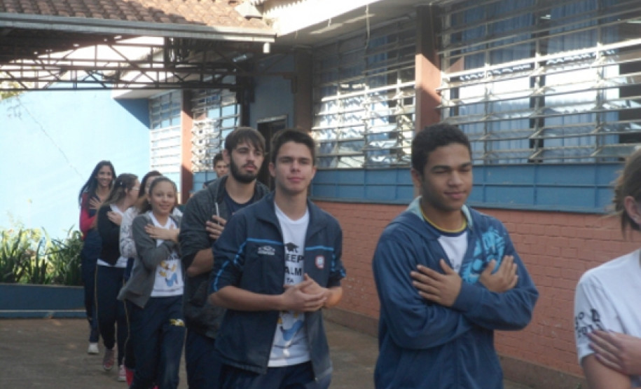 Professores, funcionários e alunos do Colégio Estadual Wilson Joffre, em Cascavel, colocaram em prática, na semana passada, o plano de abandono de prédio, elaborado pela Brigada Escolar da escola. A simulação foi realizada nos três períodos. Somente de manhã, participaram 670 estudantes, que evacuaram o local num tempo de 5 minutos e 30 segundos. Tempo considerado bom pela Defesa Civil, que acompanhou os trabalhos.