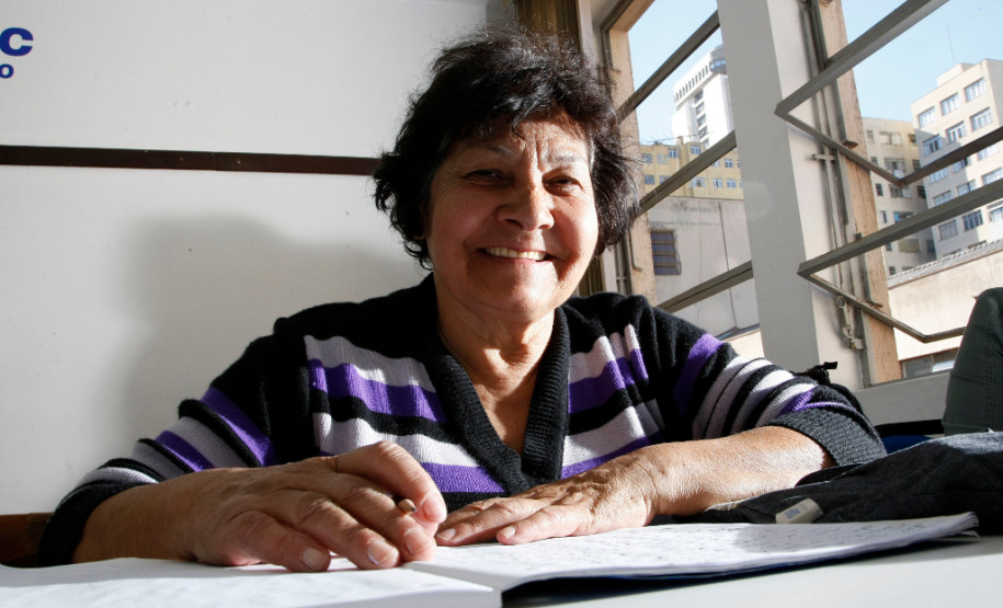 Paraná Alfabetizado, alunos em sala de aula no SESC da rua Jose Loureiro, na foto Dirce Leszak de 65 anos. 31-07-13.