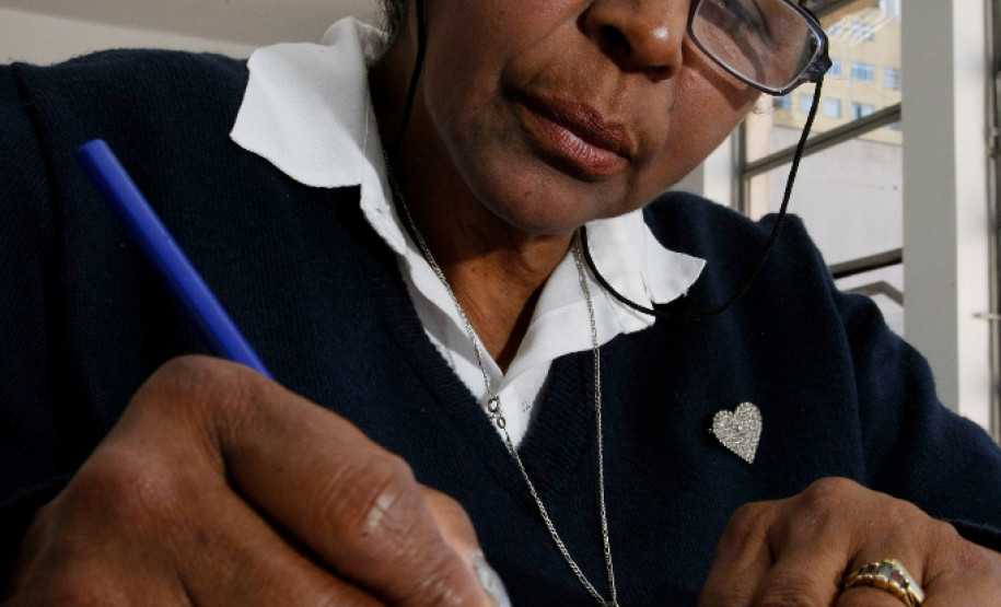 Paraná Alfabetizado, alunos em sala de aula no SESC da rua Jose Loureiro, na foto Inês Santos de 70 anos, aposentada. 31-07-13.