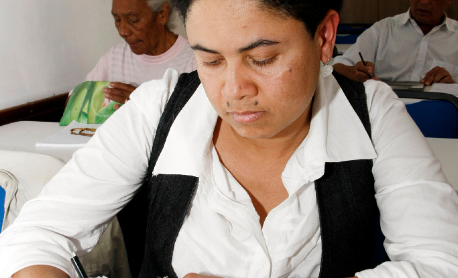 Paraná Alfabetizado, alunos em sala de aula no SESC da rua Jose Loureiro, na foto Maria Alciene Bernardo Santos de 35 anos. 31-07-13.