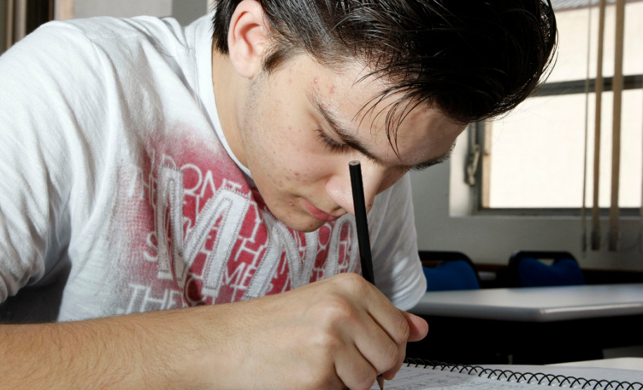 Paraná Alfabetizado, alunos em sala de aula no SESC da rua Jose Loureiro, na foto Richard Estevano Vit de 16 anos. 31-07-13.