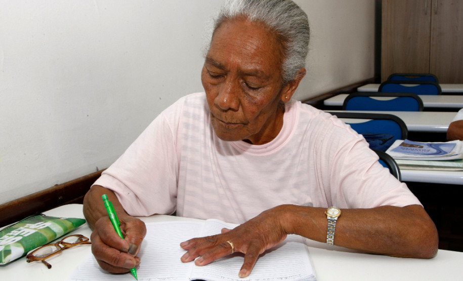 Paraná Alfabetizado, alunos em sala de aula no SESC da rua Jose Loureiro, na foto Zélia Maria Panceri de 72 anos, aposentada. 31-07-13.