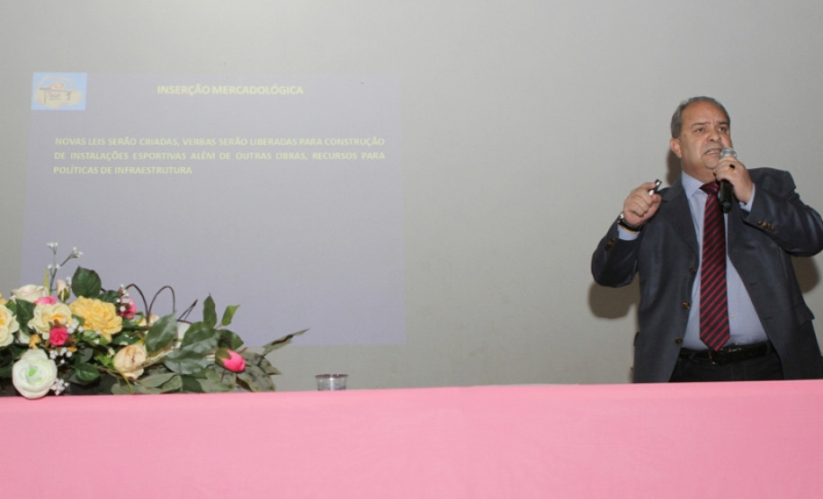 Os professores de Educação Física que estão na 60ª edição dos Jogos Escolares do Paraná, fase final, categoria A (de 15 a 17 anos), em Foz do Iguaçu, puderam participar da 1ª Formação de Professores Atuantes no Programa Aulas Especializadas em Treinamento Esportivo. O curso, encerrado nessa quarta-feira (14), teve a parceria do Conselho Regional de Educação Física – Paraná.