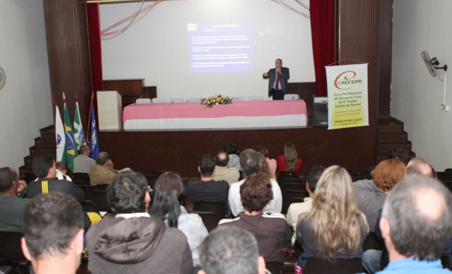 O curso de formação ofereceu 160 vagas e contou com palestras e três oficinas: atletismo, voleibol e futsal – modalidades mais oferecidas pelo programa. “O objetivo é oferecer uma formação adequada aos professores para garantir uma melhor qualidade do trabalho já realizado nas escolas estaduais”, comentou Aluizio da Rosa, técnico pedagógico da equipe de Educação Física e responsável pelos Jogos escolares na Secretaria da Educação.