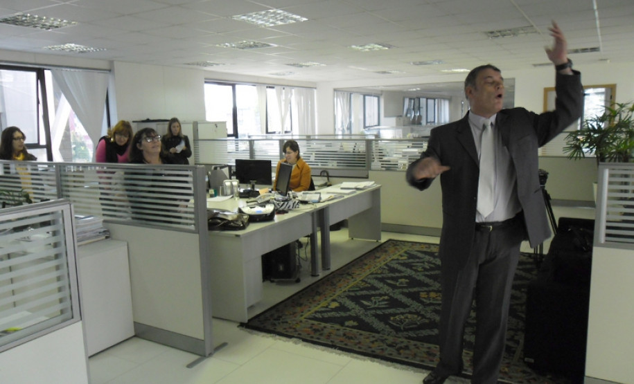 O novo formato do Servir com Arte foi apresentado nesta quarta-feira (14) aos chefes de Recursos Humanos das secretarias e órgãos do governo, com a presença do ator curitibano Hélio Barbosa.