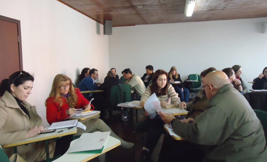 Professores de Língua Portuguesa e Matemática vão participar de formações continuadas até dezembro nos 32 Núcleos Regionais de Educação.