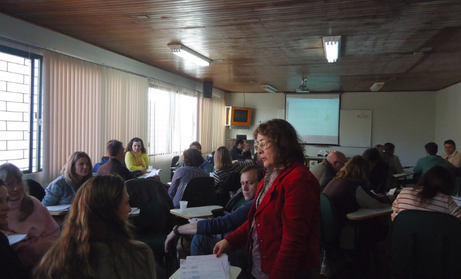 Professores de Língua Portuguesa e Matemática vão participar de formações continuadas até dezembro nos 32 Núcleos Regionais de Educação.