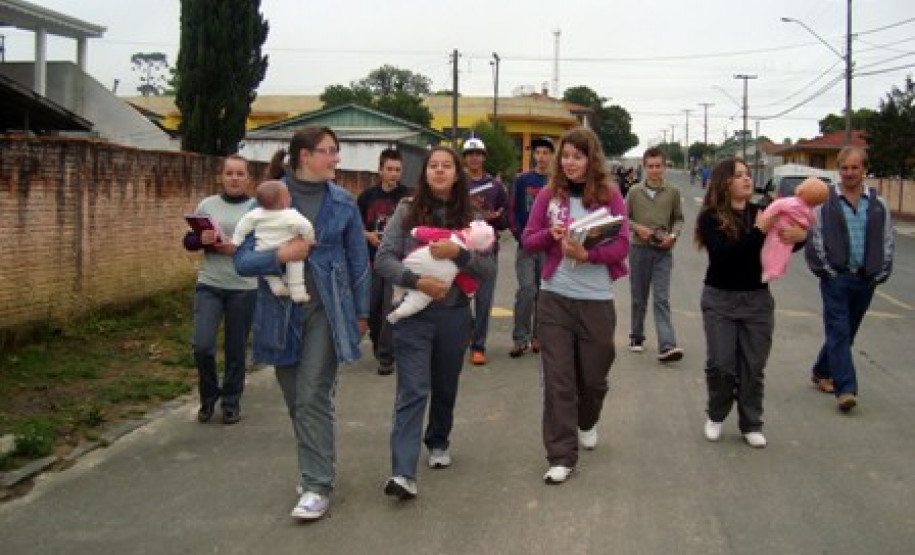 São feitos exames de visão, acompanhamento nutricional e têm palestras sobre prevenção de doenças e sexualidade.