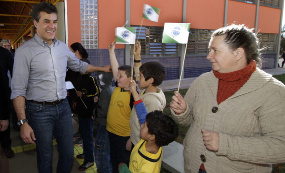 Governador Beto Richa entrega o novo prédio do Colégio Estadual Edvaldo e Maria Janete Carneiro, libera investimentos do Plano de Apoio ao Desenvolvimento dos Municípios (PAM), na área de habitação e saúde.