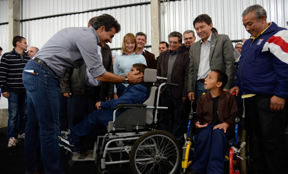 GUARAPUAVA - Governador Beto Richa junto com o vice-governador e secretário da Educação, Flávio Arns, e o prefeito Cezar Silvestri Filho, entrega 40 micro-ônibus adaptados para as APAEs, e anuncia a liberação do fundo rotativo para obras descentralizadas em 106 escolas da rede estadual de ensino. Guarapuava, 16 de agosto de 2013. Foto - Antonio Costa