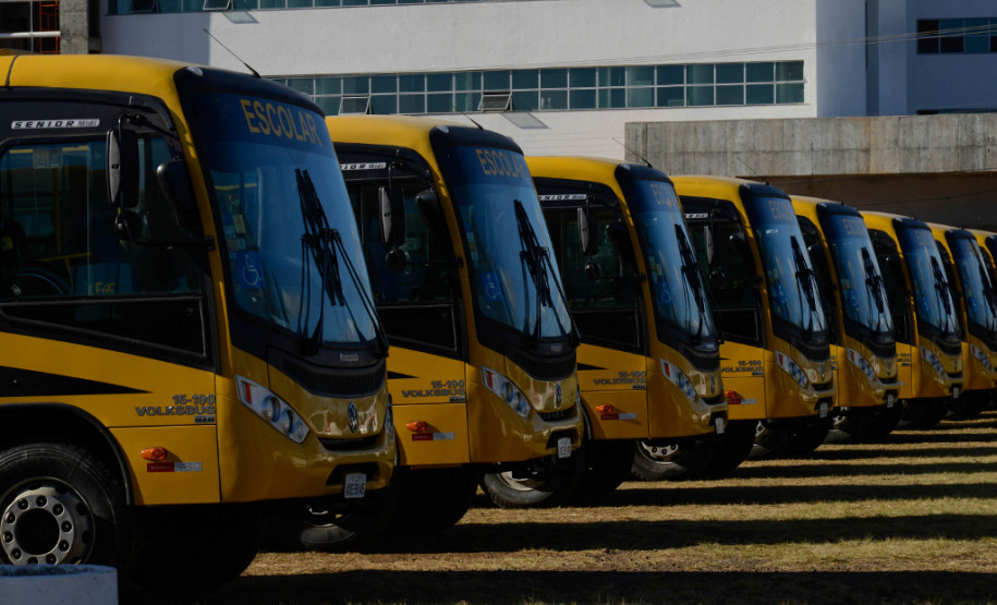 GUARAPUAVA - Governador Beto Richa junto com o vice-governador e secretário da Educação, Flávio Arns, e o prefeito Cezar Silvestri Filho, entrega 40 micro-ônibus adaptados para as APAEs, e anuncia a liberação do fundo rotativo para obras descentralizadas em 106 escolas da rede estadual de ensino. Guarapuava, 16 de agosto de 2013. Foto - Antonio Costa