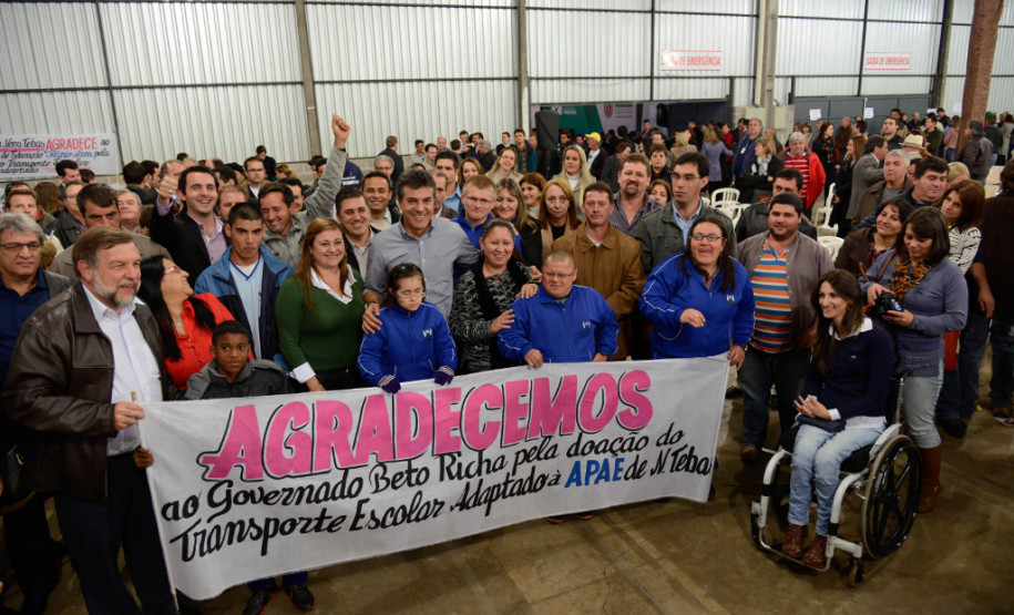 GUARAPUAVA - Governador Beto Richa junto com o vice-governador e secretário da Educação, Flávio Arns, e o prefeito Cezar Silvestri Filho, entrega 40 micro-ônibus adaptados para as APAEs, e anuncia a liberação do fundo rotativo para obras descentralizadas em 106 escolas da rede estadual de ensino. Guarapuava, 16 de agosto de 2013. Foto - Antonio Costa