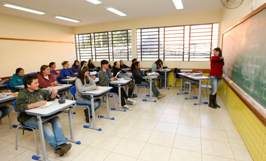 Cidade do Turvo perto de Guarapuava, Colégio Estadual Professor Edvaldo e Maria Janete Carneiro. 19-08-13.