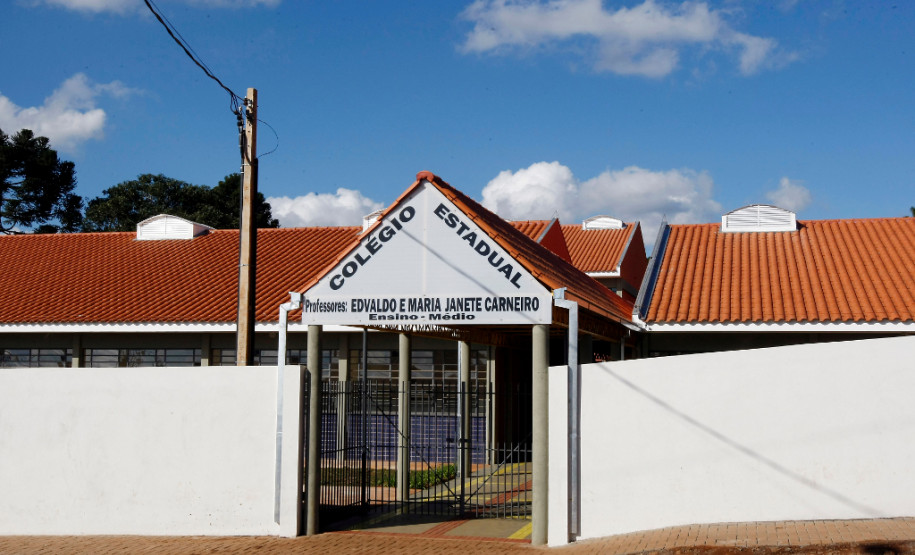 Cidade do Turvo perto de Guarapuava, Colégio Estadual Professor Edvaldo e Maria Janete Carneiro. 19-08-13.