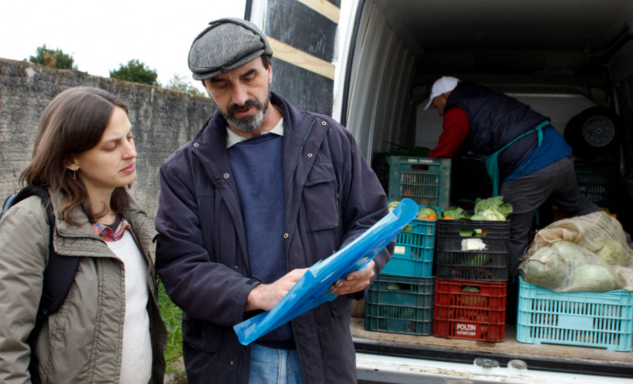 Prefeitura de São Paulo estuda alimentação escolar paranaense Equipe da Prefeitura de São Paulo conhece o sistema de distribuição de alimentos orgânicos produzidos pela agricultura familiar, para as escolas estaduais. Na foto, o produtor rural, José Antonio da Silva Marfil, conversa com Danuta Chmielewska. Curitiba, 19/08/2013.