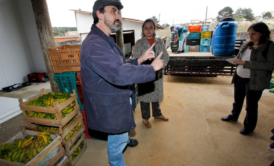 Prefeitura de São Paulo estuda alimentação escolar paranaense Equipe da Prefeitura de São Paulo conhece o sistema de distribuição de alimentos orgânicos produzidos pela agricultura familiar, para as escolas estaduais. Na foto, o produtor rural, José Antonio da Silva Marfil, conversa com Danuta Chmielewska, Flavia Albuqyerque e Erika Espindola Fischer. Curitiba, 19/08/2013.