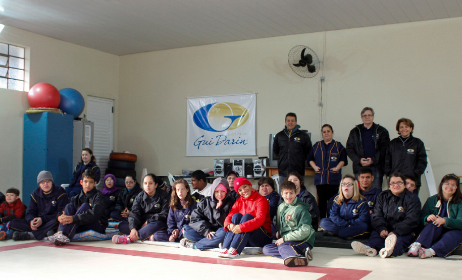 Marcio Darin (ao fundo, ao centro), diretor da Escola de Educação Especial Guilherme Canto Darin, com alunos e professores da escola. Curitiba, 21/08/2013.