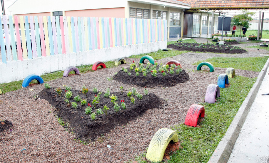 20-06-13 - Colégio Estadual Ipê em São José dos Pinhais. Colégio implanta sistema sustentável com horta, árvores, jardim, rádio escola.