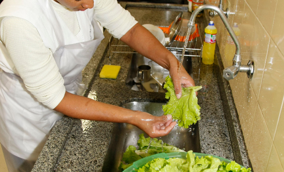 10-06-13 - Colégio Estadual Algacyr Munhoz Maer, alunos usam a horta para ter prova de inglês.