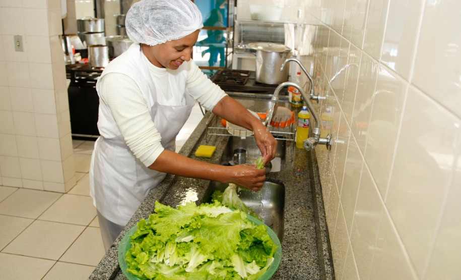 10-06-13 - Colégio Estadual Algacyr Munhoz Maer, alunos usam a horta para ter prova de inglês.