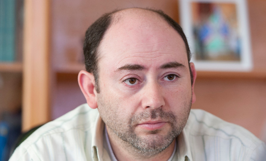 Governo aumenta o repasse de verpa para o transporte escolar, na foto onibus e alunos da cidade de Pinhao, na foto o prefeito Dirceu de Oliveira. 21-08-13.