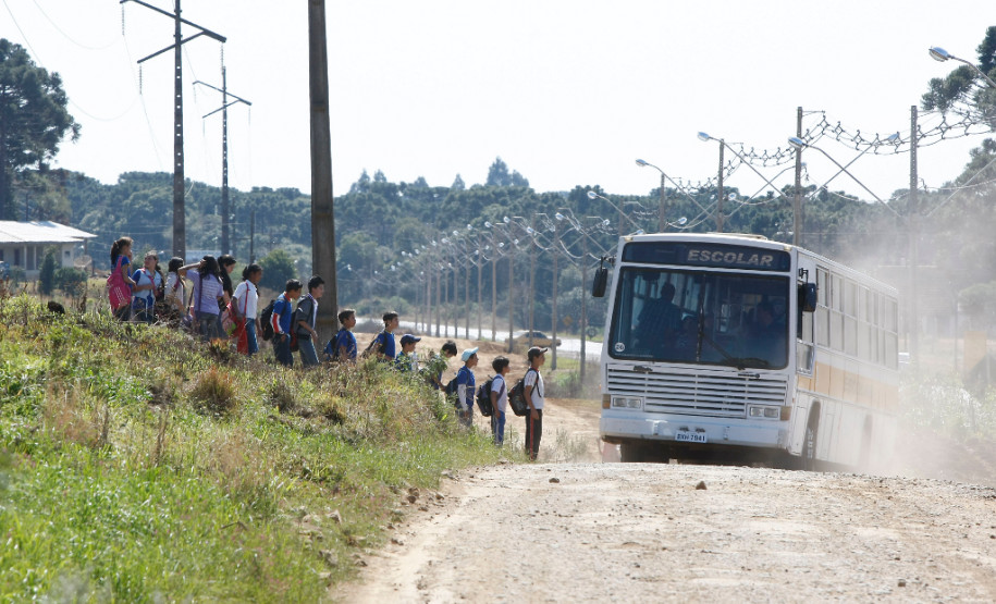 Governo aumenta o repasse de verpa para o transporte escolar, na foto onibus e alunos da cidade de Pinhao. 21-08-13.
