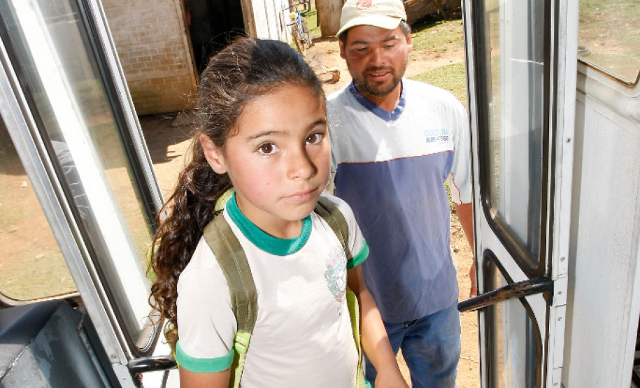 Governo aumenta o repasse de verpa para o transporte escolar, na foto onibus e alunos da cidade de Pinhao, pai Edenilson Freitas. 21-08-13.