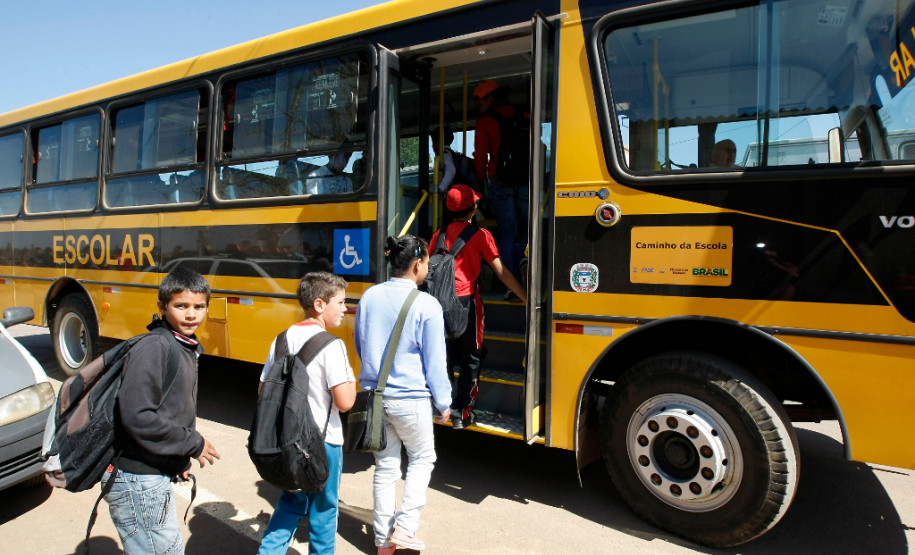 Governo aumenta o repasse de verpa para o transporte escolar, na foto onibus e alunos da cidade de Pinhao. 21-08-13.
