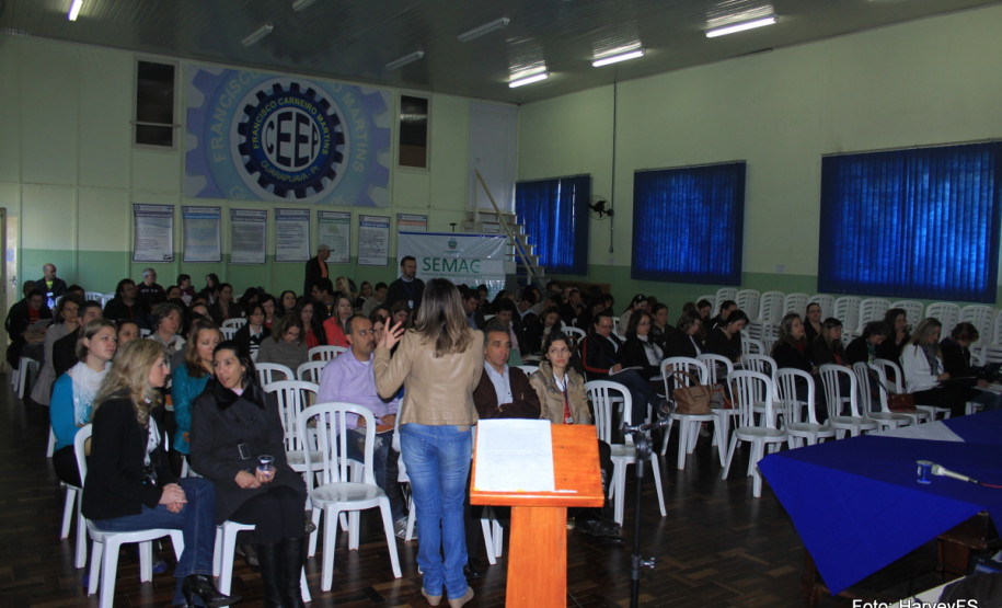 Professores e técnicos dos 32 Núcleos Regionais de Educação passaram por treinamento em Guarapuava. Ação é uma parceria com o Instituto Ambiental do Paraná.