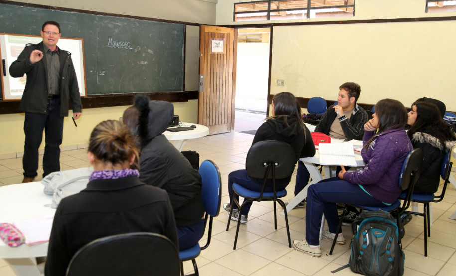 Colégio Estadual Prof. Altair da Silva Leme.  Prof. João Thomaz Millek.