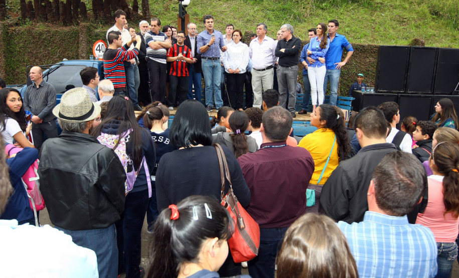 BITURUNA. Em Bituruna, o govenador beto Richa assinou a licitação para reforma e ampliação do Colégio Estadual Santa Bárbara, ampliação do Colégio Novo Milênio e a construção de uma quadra coberta no Colégio Estadual Irmã Clara. 
Bituruna, 23/08/2013.