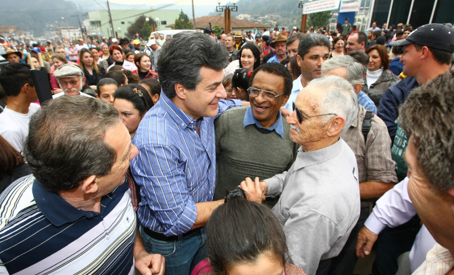 BITURUNA. Em Bituruna, o govenador beto Richa assinou a licitação para reforma e ampliação do Colégio Estadual Santa Bárbara, ampliação do Colégio Novo Milênio e a construção de uma quadra coberta no Colégio Estadual Irmã Clara. 
Bituruna, 23/08/2013.
Foto: Jonas Oliveira/ANPr