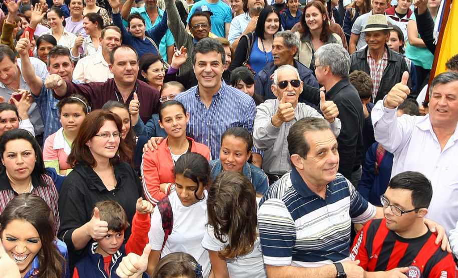 BITURUNA. Em Bituruna, o govenador beto Richa assinou a licitação para reforma e ampliação do Colégio Estadual Santa Bárbara, ampliação do Colégio Novo Milênio e a construção de uma quadra coberta no Colégio Estadual Irmã Clara. 
Bituruna, 23/08/2013.
Foto: Jonas Oliveira/ANPr