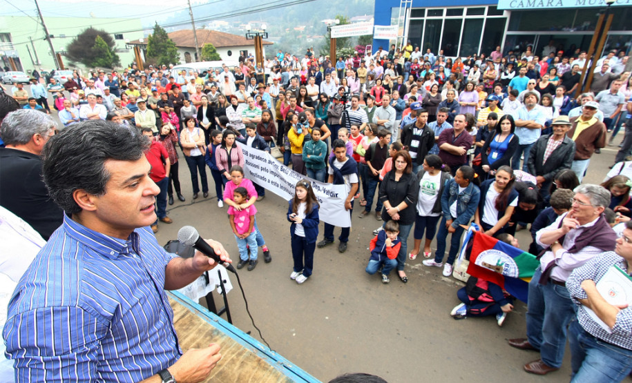 BITURUNA. Em Bituruna, o govenador beto Richa assinou a licitação para reforma e ampliação do Colégio Estadual Santa Bárbara, ampliação do Colégio Novo Milênio e a construção de uma quadra coberta no Colégio Estadual Irmã Clara. 
Bituruna, 23/08/2013.
Foto: Jonas Oliveira/ANPr