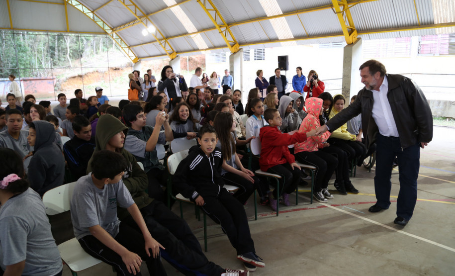 Foi assinada a ordem de serviço para as reformas que vão beneficiar mais de 1,6 mil alunos das duas escolas, além de toda a comunidade escolar.<br />
<br />
Veja mais fotos em: <a href="http://www.flickr.com/photos/flavioarns/sets/72157635199990829/" target="_blank"> http://www.flickr.com/photos/flavioarns</a>