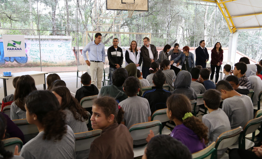 Foi assinada a ordem de serviço para as reformas que vão beneficiar mais de 1,6 mil alunos das duas escolas, além de toda a comunidade escolar.<br />
<br />
Veja mais fotos em: <a href="http://www.flickr.com/photos/flavioarns/sets/72157635199990829/" target="_blank"> http://www.flickr.com/photos/flavioarns</a>