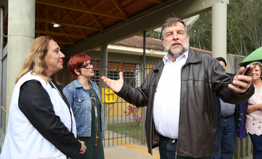 Foi assinada a ordem de serviço para as reformas que vão beneficiar mais de 1,6 mil alunos das duas escolas, além de toda a comunidade escolar.<br />
<br />
Veja mais fotos em: <a href="http://www.flickr.com/photos/flavioarns/sets/72157635199990829/" target="_blank"> http://www.flickr.com/photos/flavioarns</a>