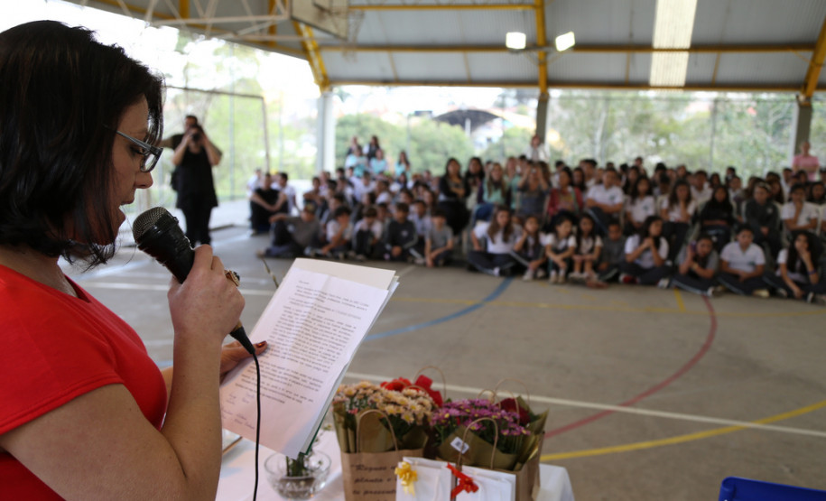 Foi assinada a ordem de serviço para as reformas que vão beneficiar mais de 1,6 mil alunos das duas escolas, além de toda a comunidade escolar.<br />
<br />
Veja mais fotos em: <a href="http://www.flickr.com/photos/flavioarns/sets/72157635206025318/" target="_blank"> http://www.flickr.com/photos/flavioarns</a>