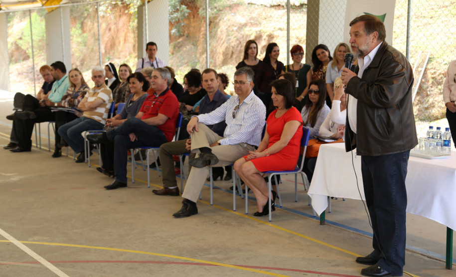 Foi assinada a ordem de serviço para as reformas que vão beneficiar mais de 1,6 mil alunos das duas escolas, além de toda a comunidade escolar.<br />
<br />
Veja mais fotos em: <a href="http://www.flickr.com/photos/flavioarns/sets/72157635206025318/" target="_blank"> http://www.flickr.com/photos/flavioarns</a>