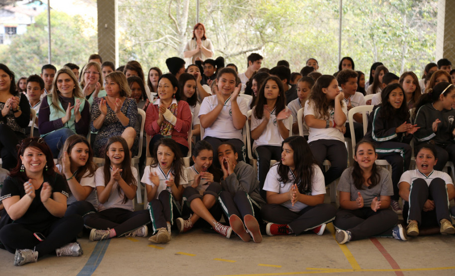 Foi assinada a ordem de serviço para as reformas que vão beneficiar mais de 1,6 mil alunos das duas escolas, além de toda a comunidade escolar.<br />
<br />
Veja mais fotos em: <a href="http://www.flickr.com/photos/flavioarns/sets/72157635206025318/" target="_blank"> http://www.flickr.com/photos/flavioarns</a>